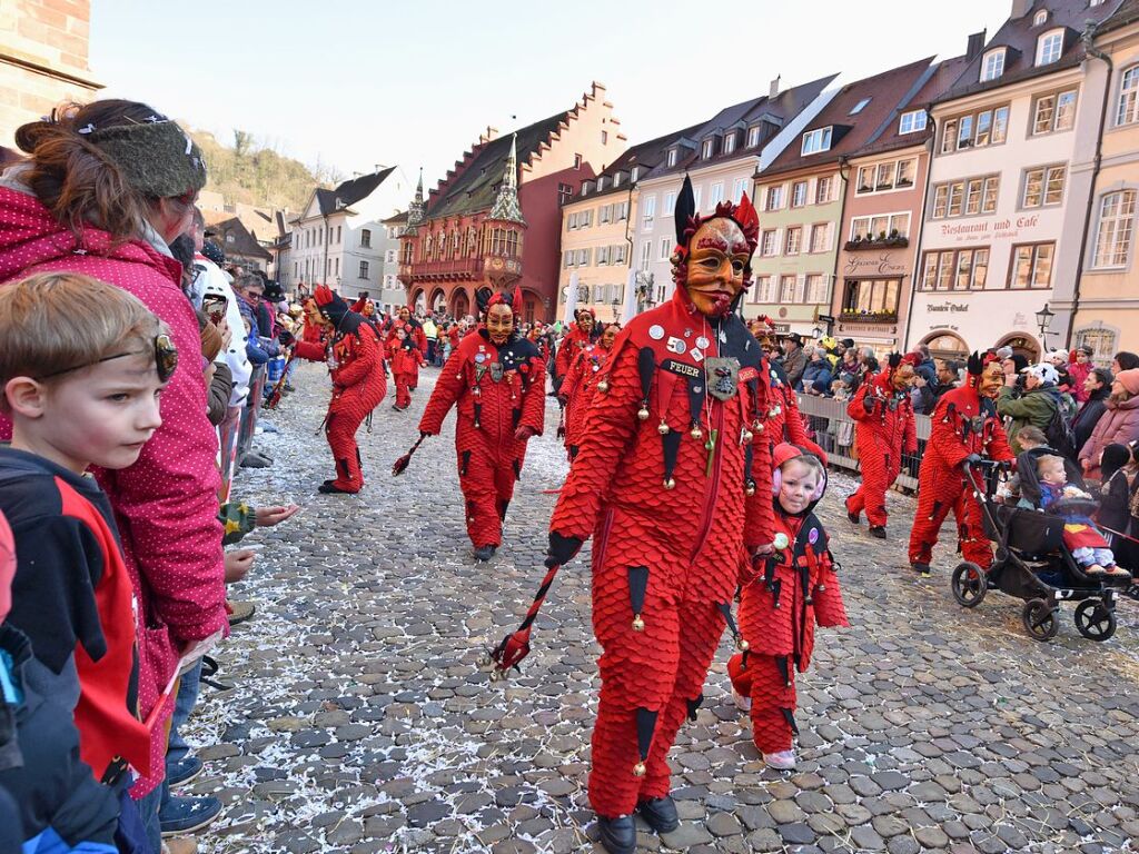 Perfekter Sonnenschein frs nrrische Treiben: Der Umzug am Fasnetmendig ist der Hhepunkt der Fasnet in Freiburg.