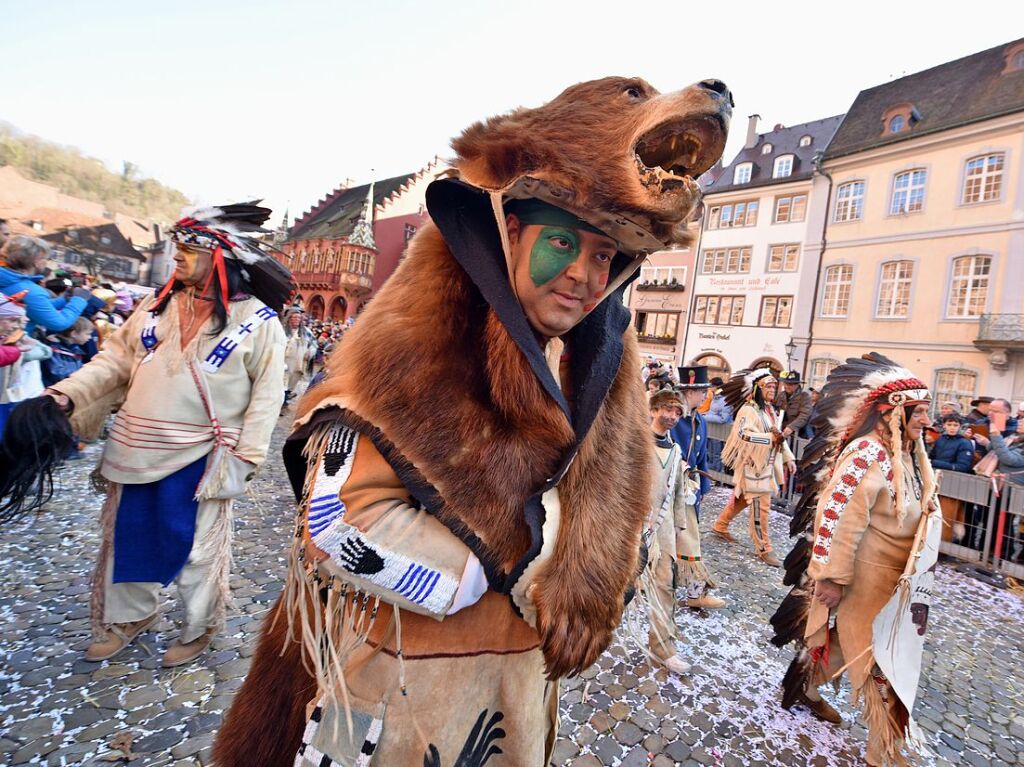 Perfekter Sonnenschein frs nrrische Treiben: Der Umzug am Fasnetmendig ist der Hhepunkt der Fasnet in Freiburg.