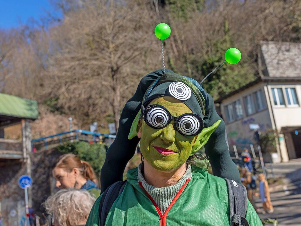 Perfekter Sonnenschein frs nrrische Treiben: Der Umzug am Fasnetmendig ist der Hhepunkt der Fasnet in Freiburg.