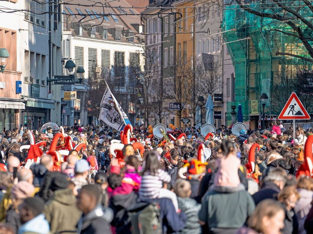 Perfekter Sonnenschein frs nrrische Treiben: Der Umzug am Fasnetmendig ist der Hhepunkt der Fasnet in Freiburg.