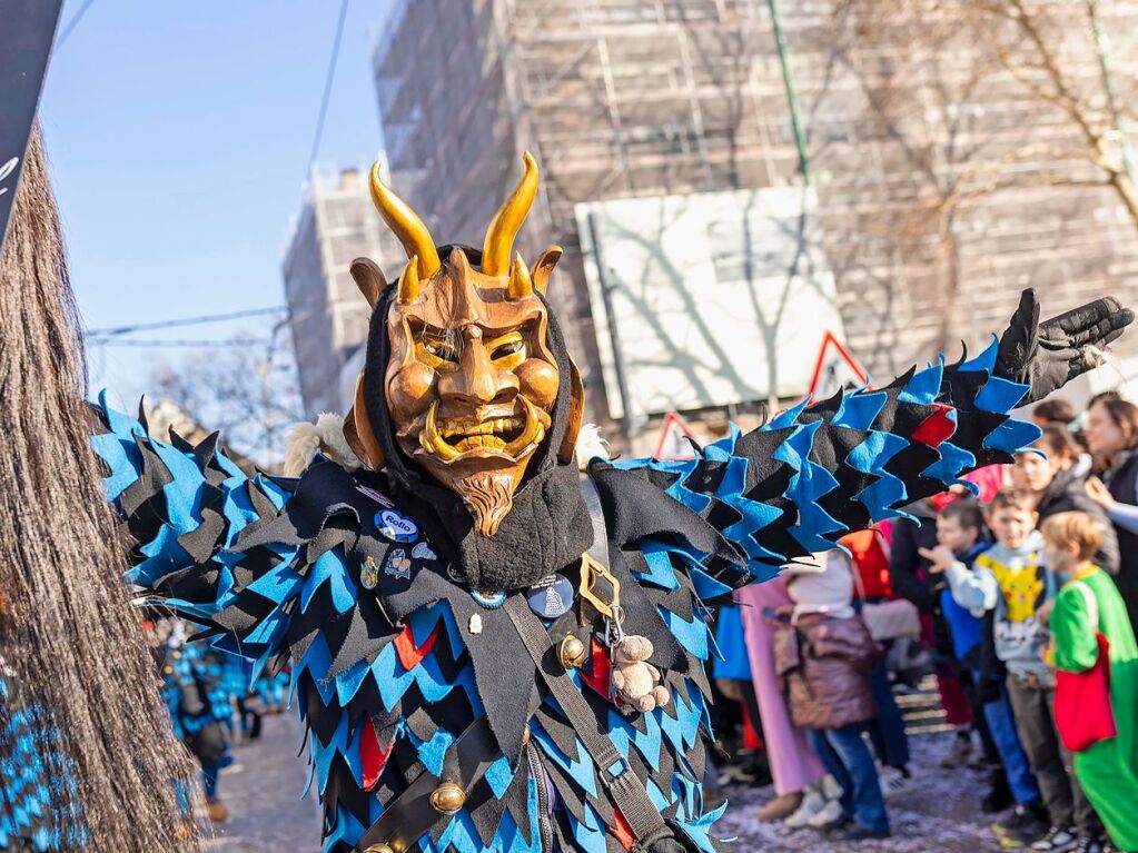 Perfekter Sonnenschein frs nrrische Treiben: Der Umzug am Fasnetmendig ist der Hhepunkt der Fasnet in Freiburg.