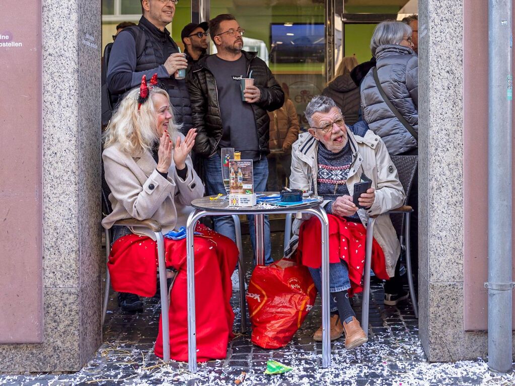 Perfekter Sonnenschein frs nrrische Treiben: Der Umzug am Fasnetmendig ist der Hhepunkt der Fasnet in Freiburg.