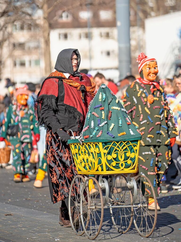 Perfekter Sonnenschein frs nrrische Treiben: Der Umzug am Fasnetmendig ist der Hhepunkt der Fasnet in Freiburg.