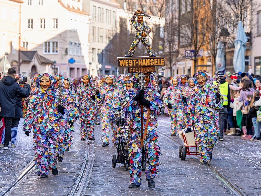 Perfekter Sonnenschein frs nrrische Treiben: Der Umzug am Fasnetmendig ist der Hhepunkt der Fasnet in Freiburg.