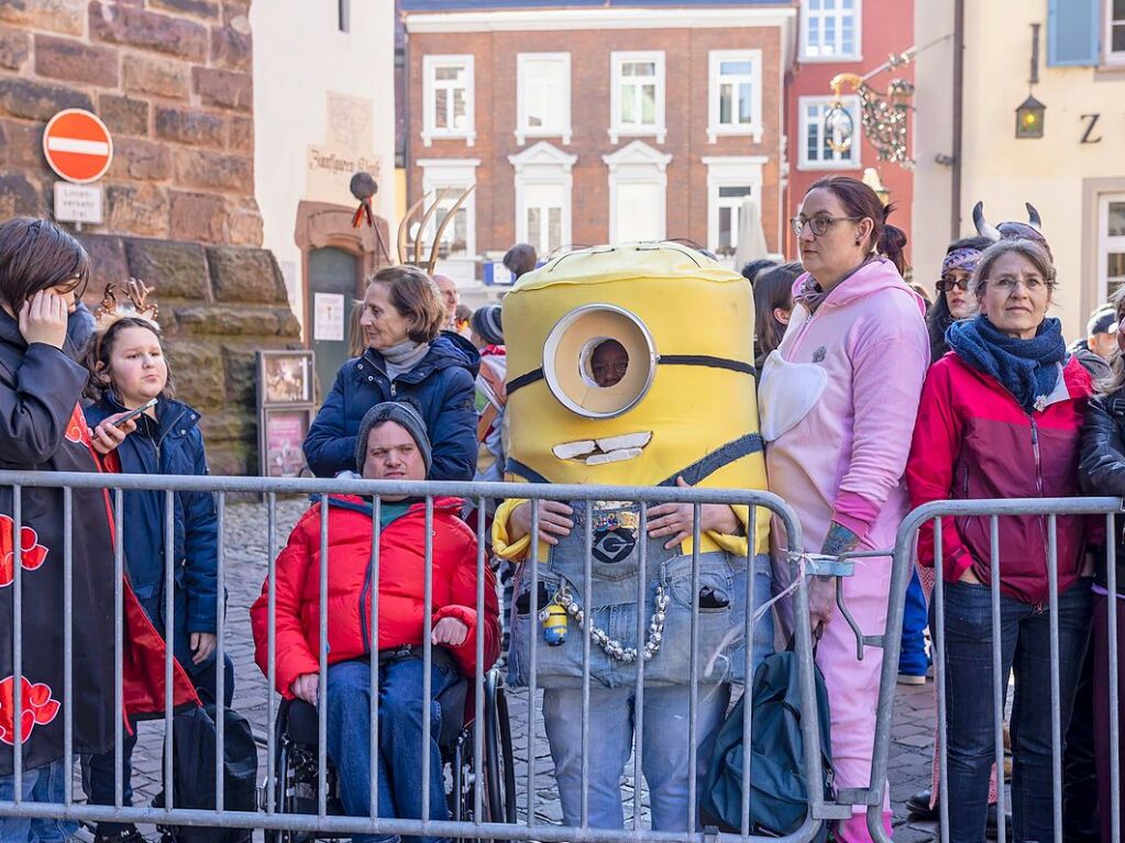 Perfekter Sonnenschein frs nrrische Treiben: Der Umzug am Fasnetmendig ist der Hhepunkt der Fasnet in Freiburg.