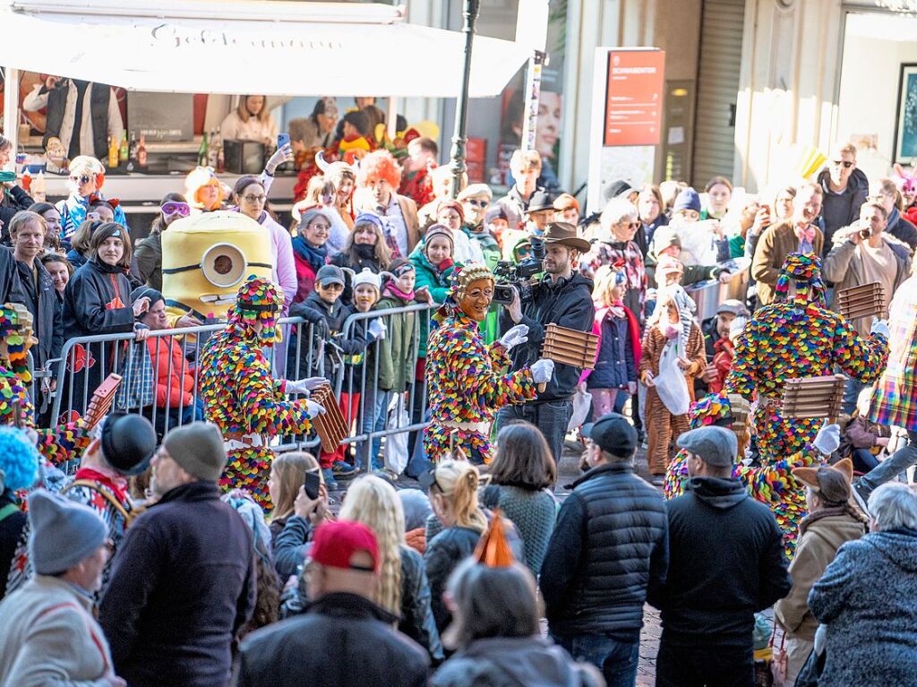 Perfekter Sonnenschein frs nrrische Treiben: Der Umzug am Fasnetmendig ist der Hhepunkt der Fasnet in Freiburg.