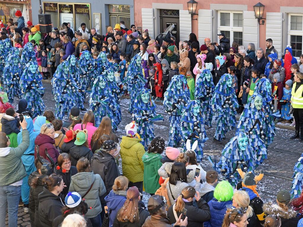 Perfekter Sonnenschein frs nrrische Treiben: Der Umzug am Fasnetmendig ist der Hhepunkt der Fasnet in Freiburg.