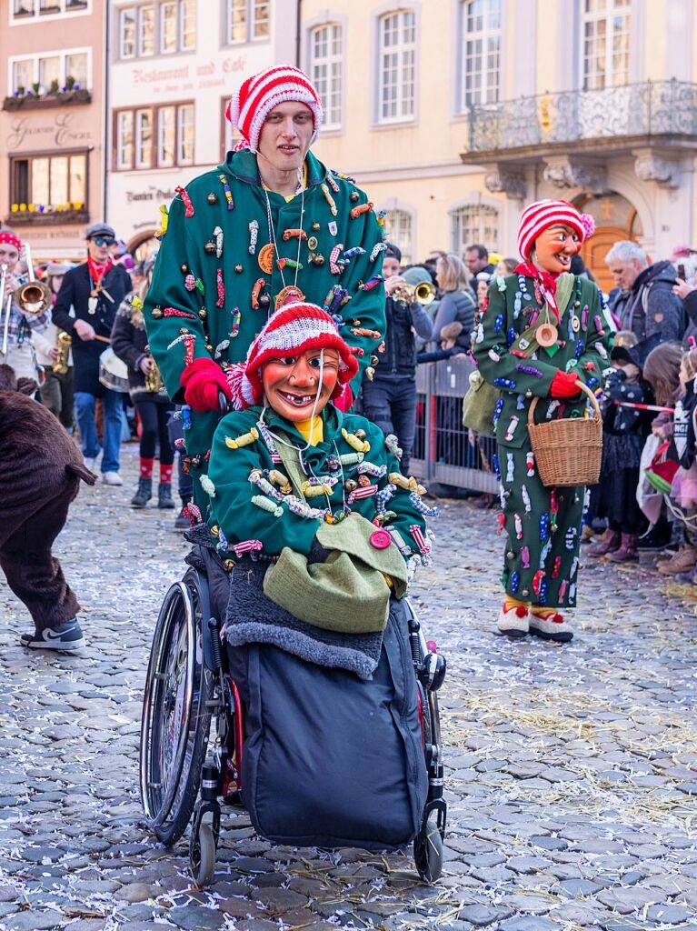 Perfekter Sonnenschein frs nrrische Treiben: Der Umzug am Fasnetmendig ist der Hhepunkt der Fasnet in Freiburg.