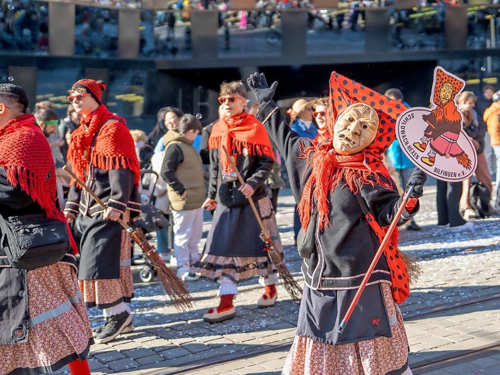 Perfekter Sonnenschein frs nrrische Treiben: Der Umzug am Fasnetmendig ist der Hhepunkt der Fasnet in Freiburg.