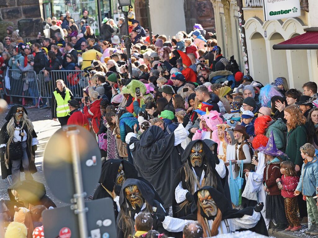 Perfekter Sonnenschein frs nrrische Treiben: Der Umzug am Fasnetmendig ist der Hhepunkt der Fasnet in Freiburg.