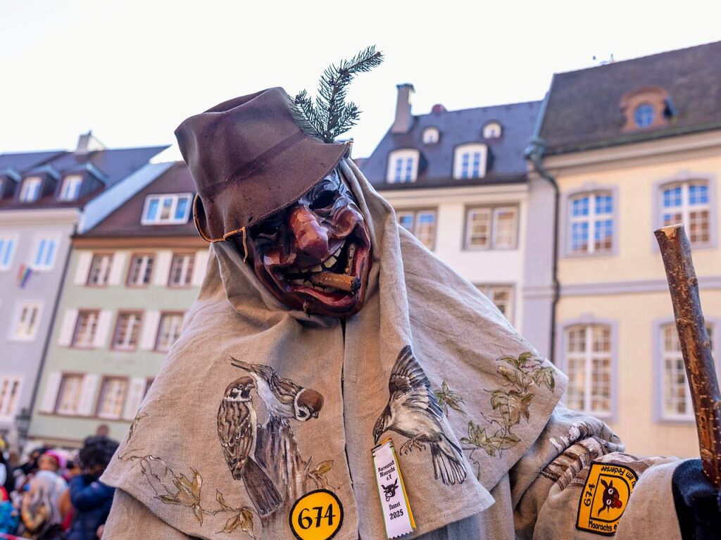 Perfekter Sonnenschein frs nrrische Treiben: Der Umzug am Fasnetmendig ist der Hhepunkt der Fasnet in Freiburg.