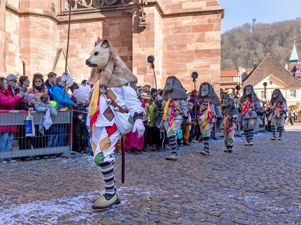 Perfekter Sonnenschein frs nrrische Treiben: Der Umzug am Fasnetmendig ist der Hhepunkt der Fasnet in Freiburg.