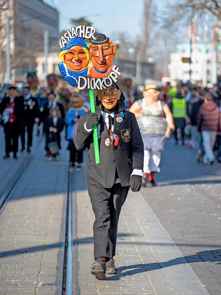 Perfekter Sonnenschein frs nrrische Treiben: Der Umzug am Fasnetmendig ist der Hhepunkt der Fasnet in Freiburg.