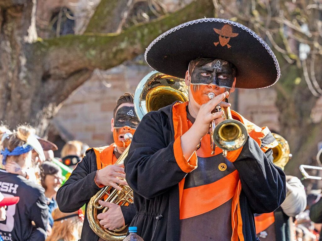 Perfekter Sonnenschein frs nrrische Treiben: Der Umzug am Fasnetmendig ist der Hhepunkt der Fasnet in Freiburg.