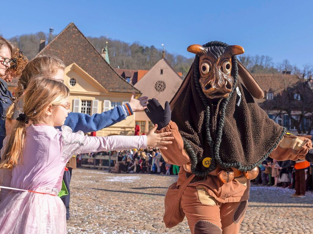 Perfekter Sonnenschein frs nrrische Treiben: Der Umzug am Fasnetmendig ist der Hhepunkt der Fasnet in Freiburg.