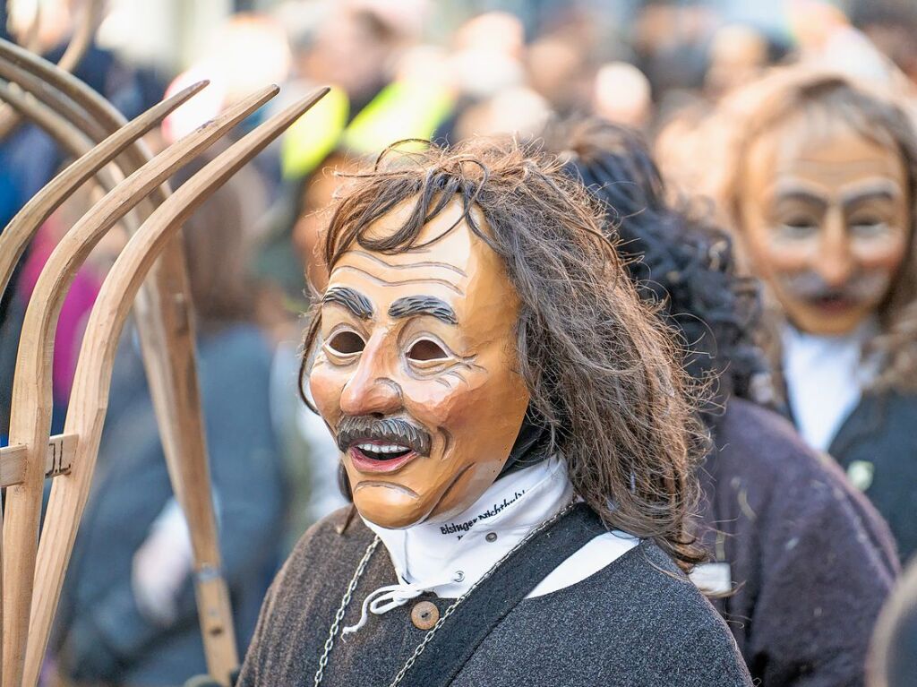 Perfekter Sonnenschein frs nrrische Treiben: Der Umzug am Fasnetmendig ist der Hhepunkt der Fasnet in Freiburg.