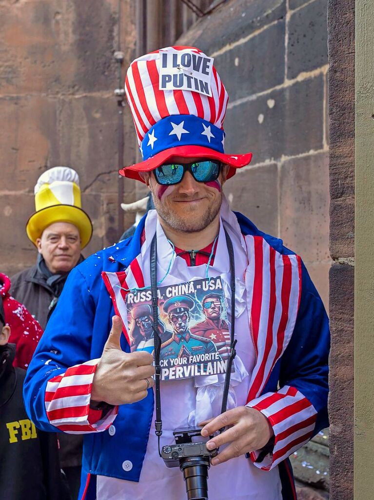 Perfekter Sonnenschein frs nrrische Treiben: Der Umzug am Fasnetmendig ist der Hhepunkt der Fasnet in Freiburg.