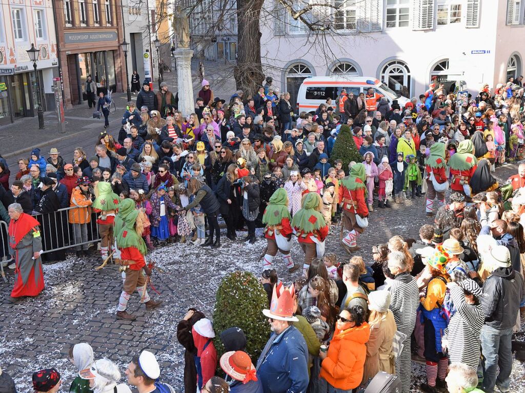 Perfekter Sonnenschein frs nrrische Treiben: Der Umzug am Fasnetmendig ist der Hhepunkt der Fasnet in Freiburg.