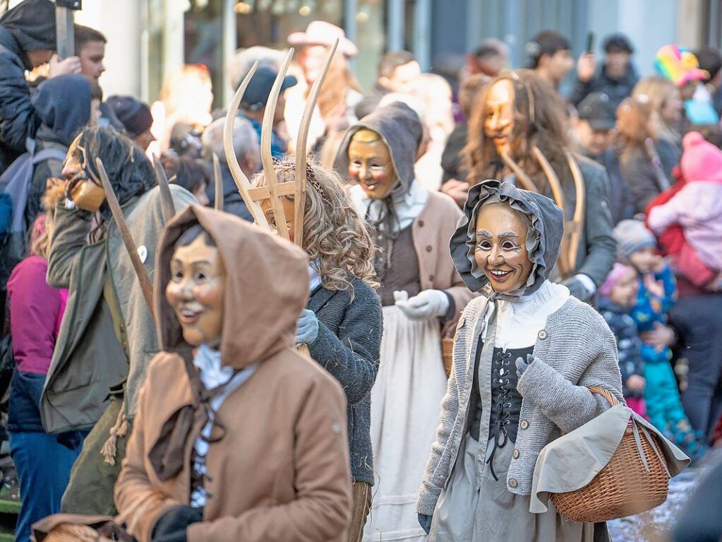 Perfekter Sonnenschein frs nrrische Treiben: Der Umzug am Fasnetmendig ist der Hhepunkt der Fasnet in Freiburg.