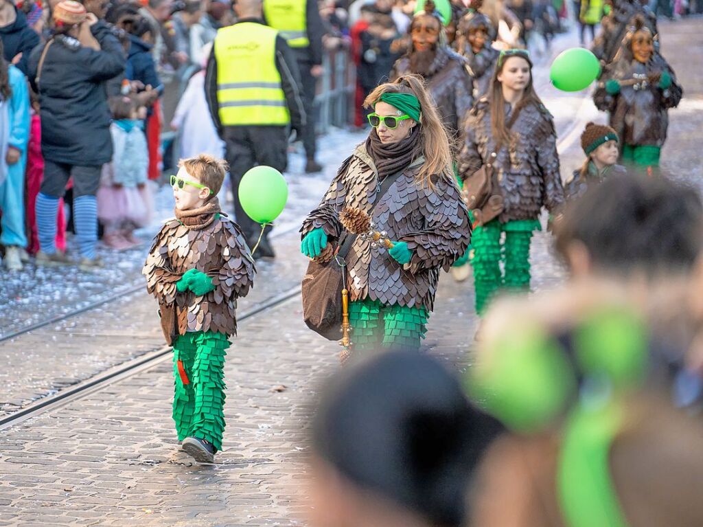 Perfekter Sonnenschein frs nrrische Treiben: Der Umzug am Fasnetmendig ist der Hhepunkt der Fasnet in Freiburg.