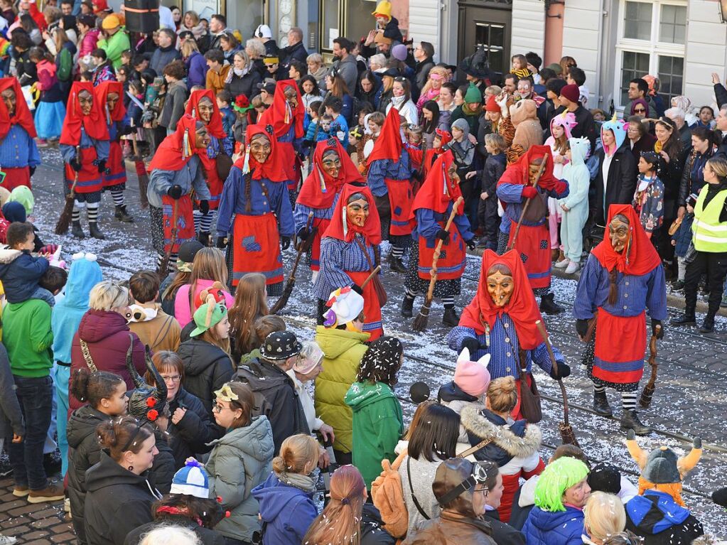 Perfekter Sonnenschein frs nrrische Treiben: Der Umzug am Fasnetmendig ist der Hhepunkt der Fasnet in Freiburg.