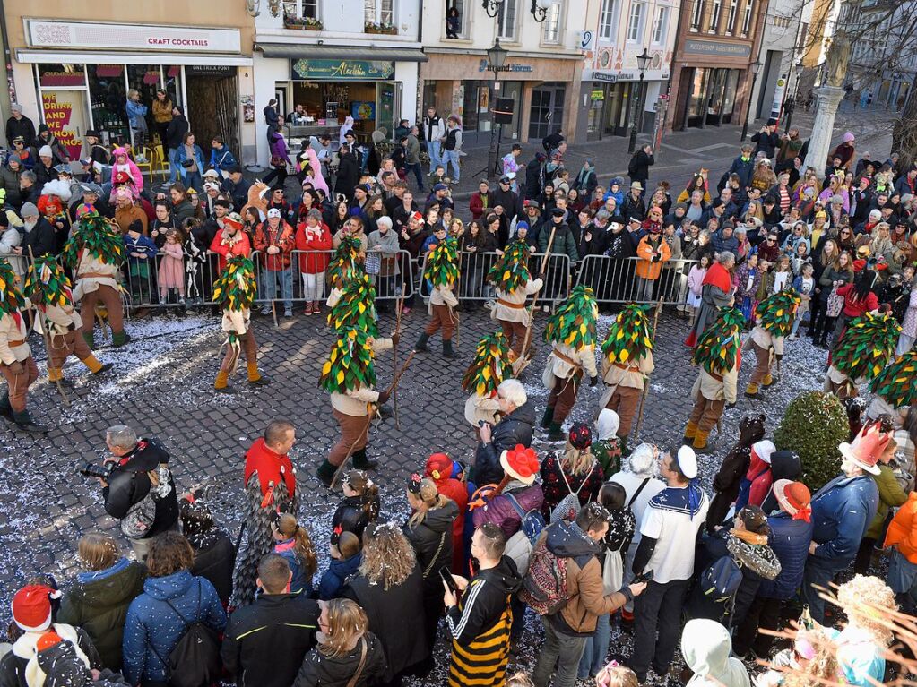 Perfekter Sonnenschein frs nrrische Treiben: Der Umzug am Fasnetmendig ist der Hhepunkt der Fasnet in Freiburg.