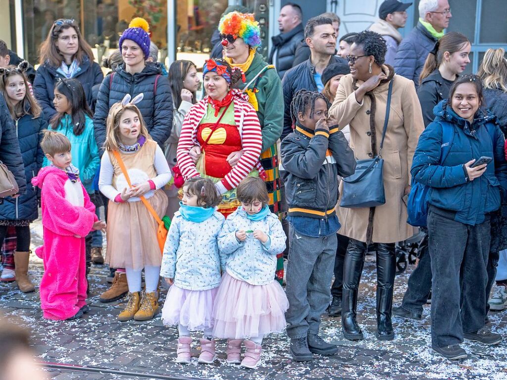 Perfekter Sonnenschein frs nrrische Treiben: Der Umzug am Fasnetmendig ist der Hhepunkt der Fasnet in Freiburg.