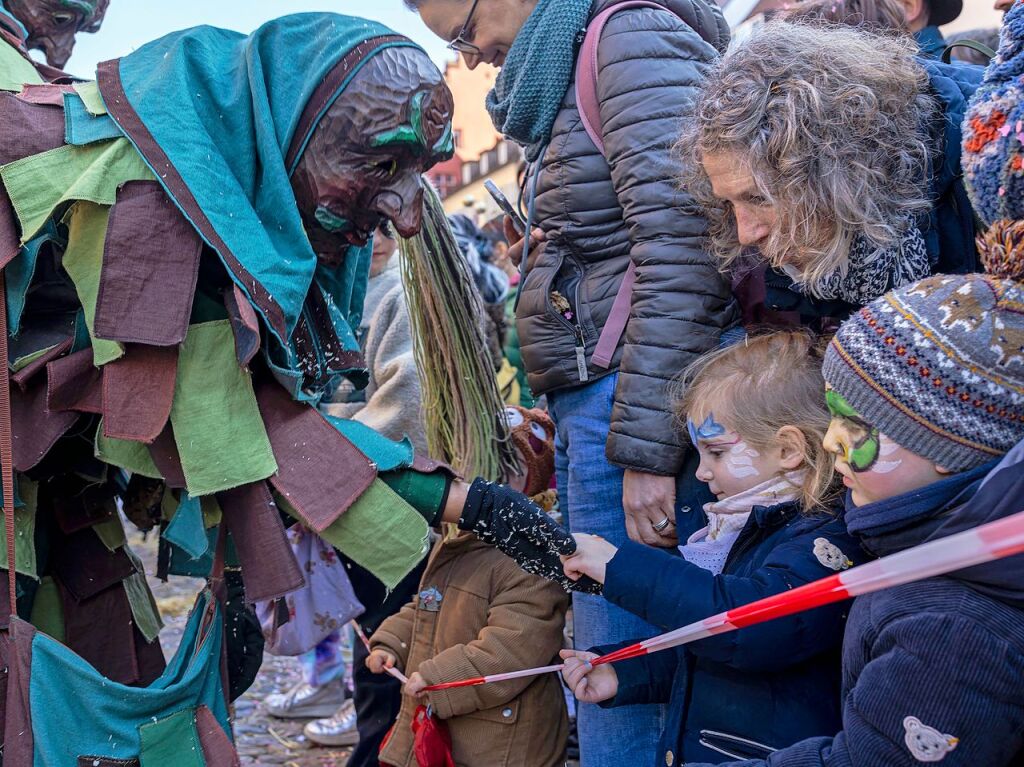 Perfekter Sonnenschein frs nrrische Treiben: Der Umzug am Fasnetmendig ist der Hhepunkt der Fasnet in Freiburg.