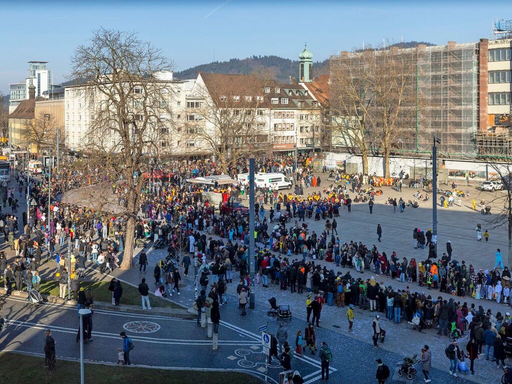 Perfekter Sonnenschein frs nrrische Treiben: Der Umzug am Fasnetmendig ist der Hhepunkt der Fasnet in Freiburg.