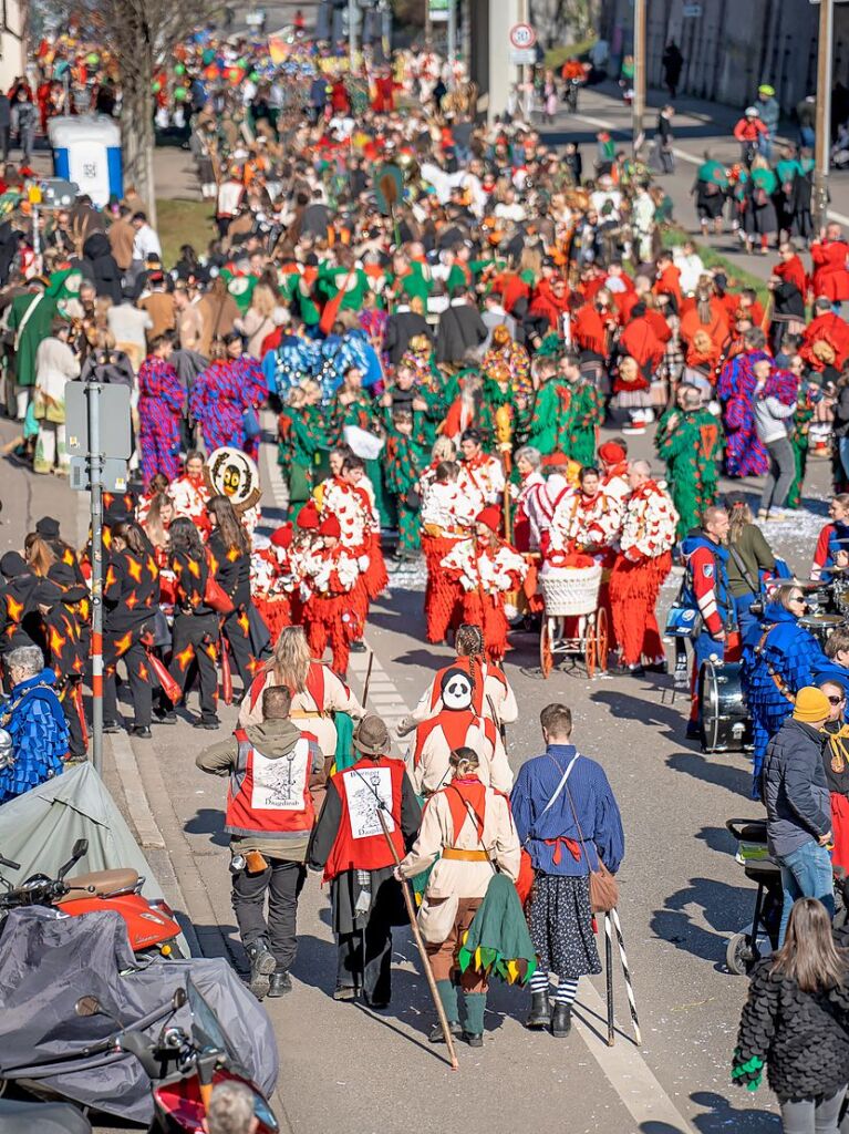 Perfekter Sonnenschein frs nrrische Treiben: Der Umzug am Fasnetmendig ist der Hhepunkt der Fasnet in Freiburg.