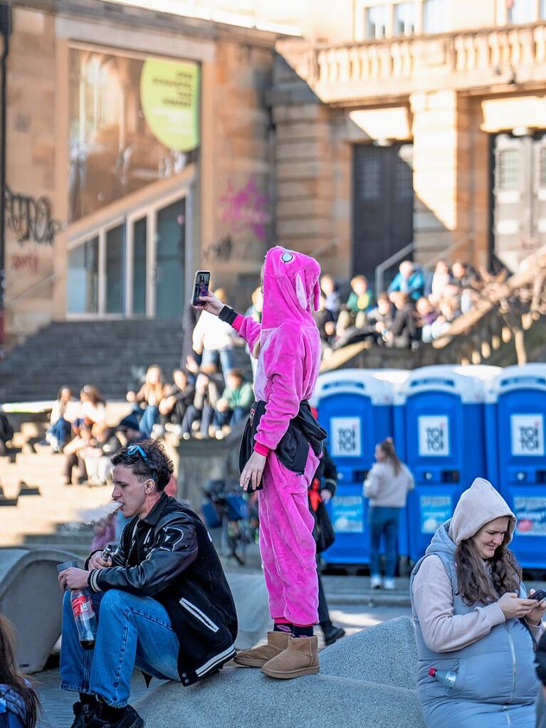 Perfekter Sonnenschein frs nrrische Treiben: Der Umzug am Fasnetmendig ist der Hhepunkt der Fasnet in Freiburg.