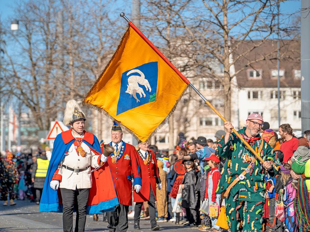 Perfekter Sonnenschein frs nrrische Treiben: Der Umzug am Fasnetmendig ist der Hhepunkt der Fasnet in Freiburg.