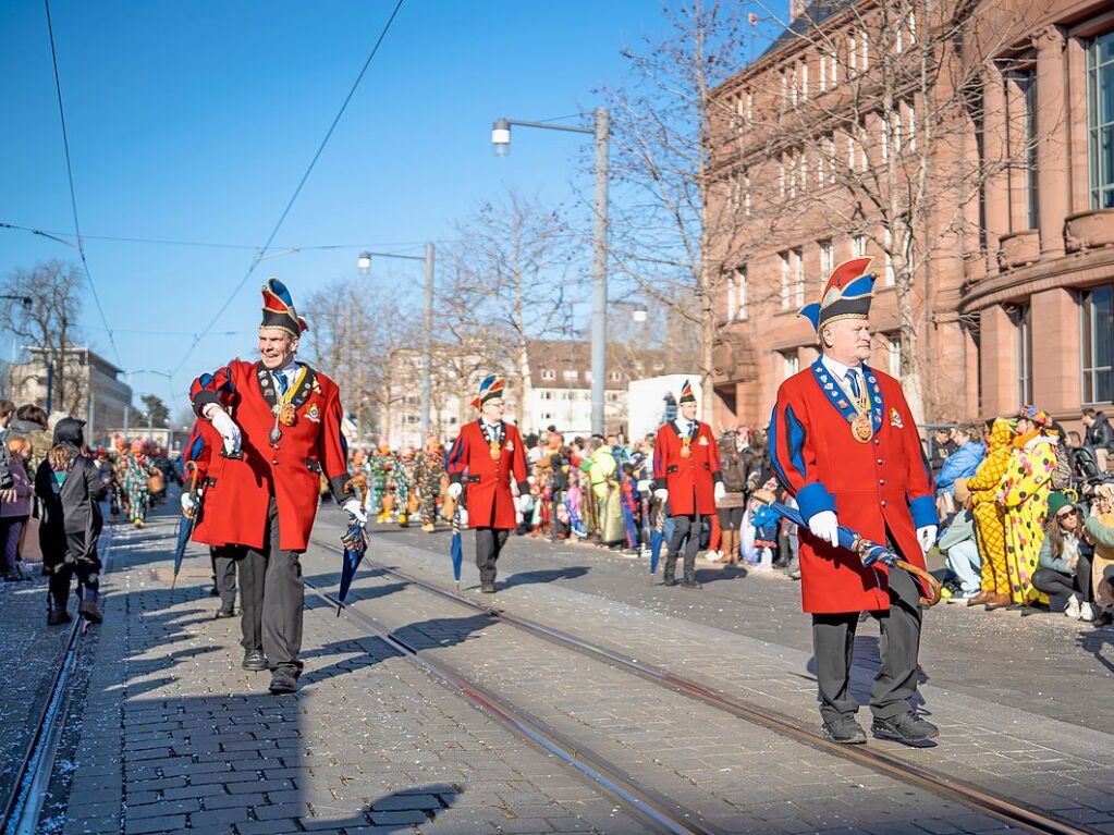 Perfekter Sonnenschein frs nrrische Treiben: Der Umzug am Fasnetmendig ist der Hhepunkt der Fasnet in Freiburg.