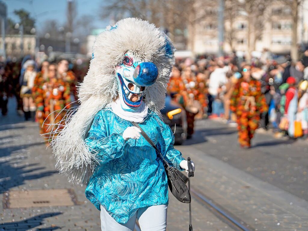 Perfekter Sonnenschein frs nrrische Treiben: Der Umzug am Fasnetmendig ist der Hhepunkt der Fasnet in Freiburg.