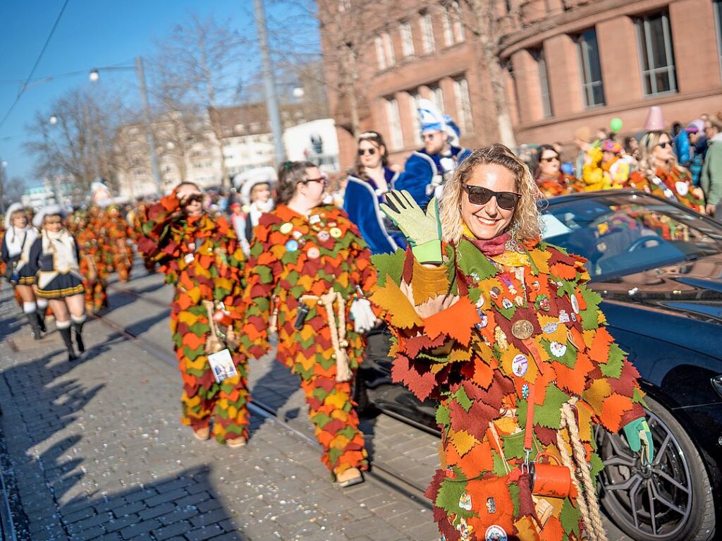 Perfekter Sonnenschein frs nrrische Treiben: Der Umzug am Fasnetmendig ist der Hhepunkt der Fasnet in Freiburg.