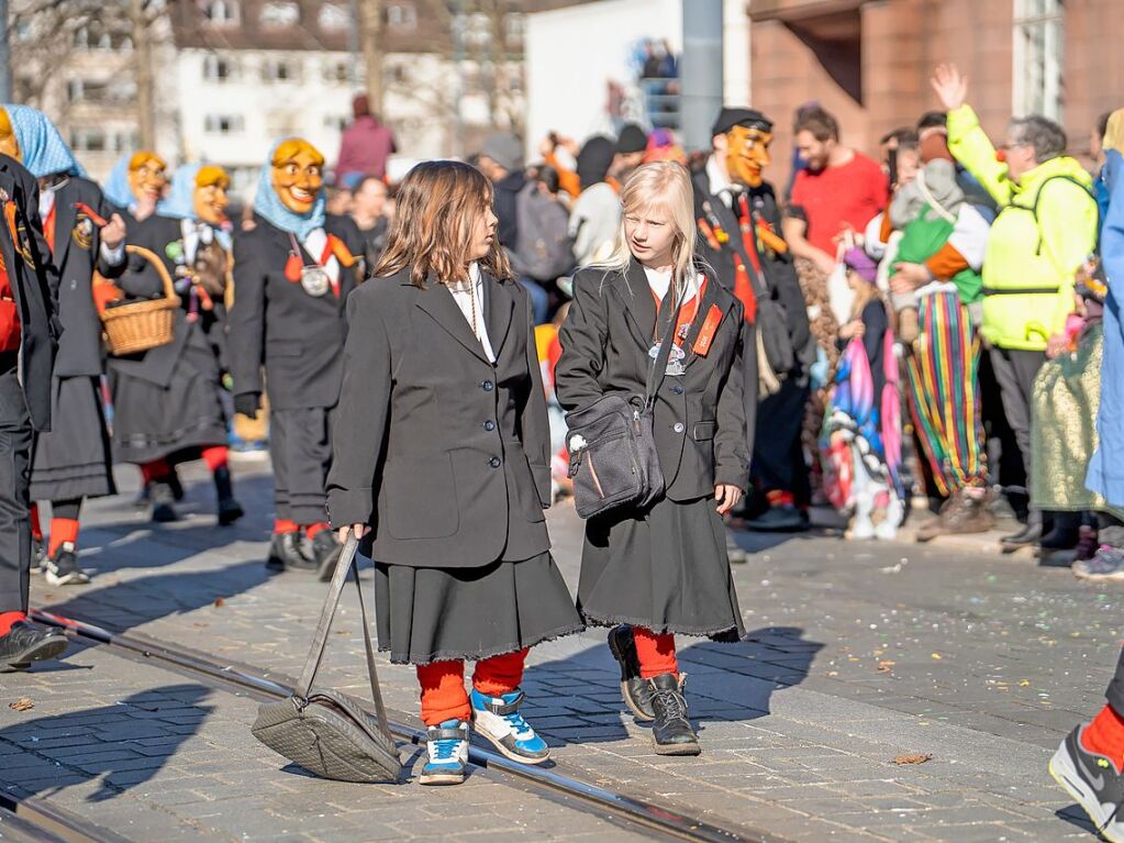 Perfekter Sonnenschein frs nrrische Treiben: Der Umzug am Fasnetmendig ist der Hhepunkt der Fasnet in Freiburg.