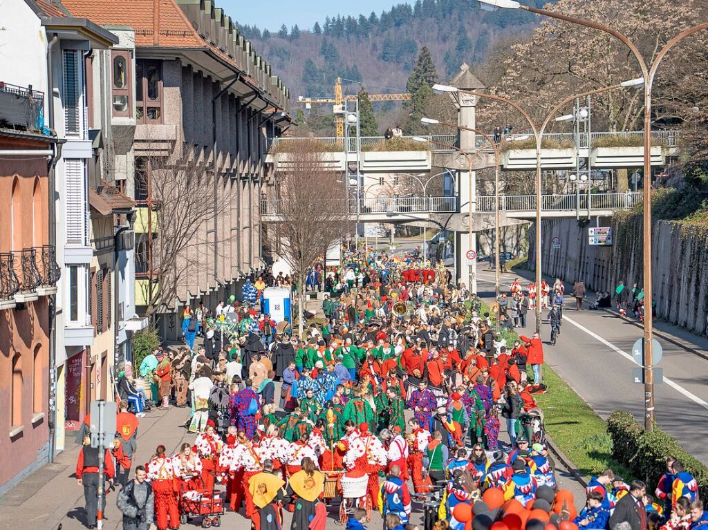 Perfekter Sonnenschein frs nrrische Treiben: Der Umzug am Fasnetmendig ist der Hhepunkt der Fasnet in Freiburg.