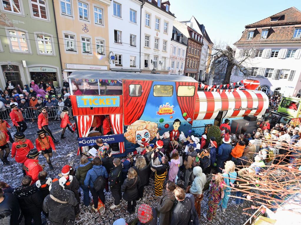 Perfekter Sonnenschein frs nrrische Treiben: Der Umzug am Fasnetmendig ist der Hhepunkt der Fasnet in Freiburg.