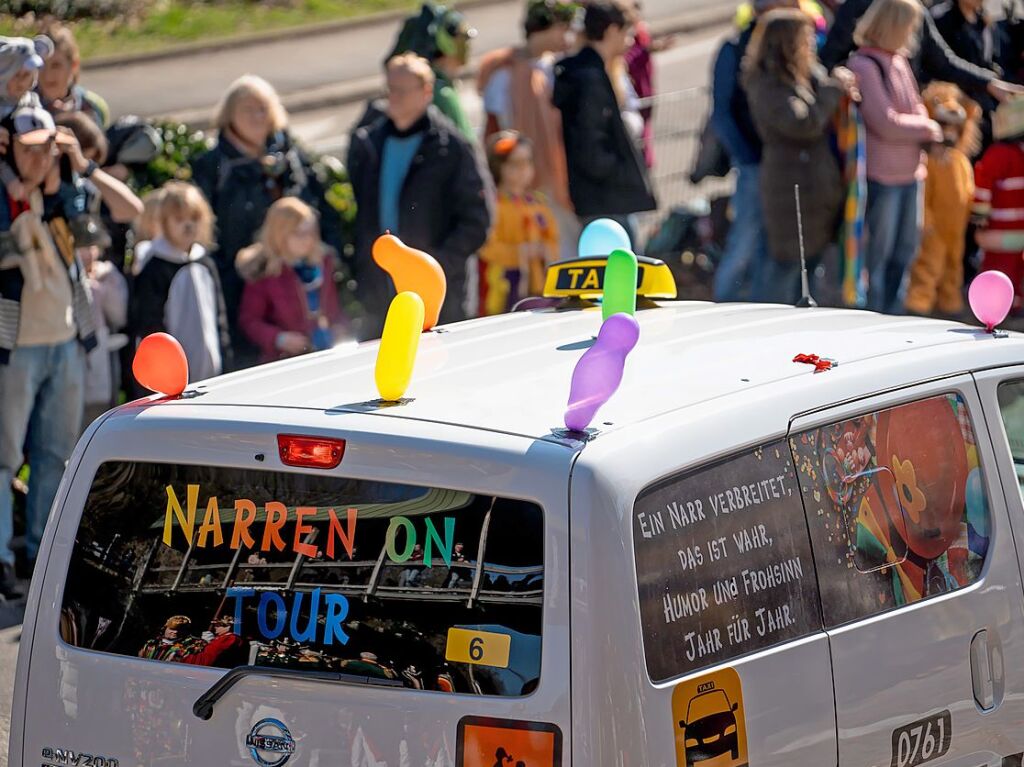 Perfekter Sonnenschein frs nrrische Treiben: Der Umzug am Fasnetmendig ist der Hhepunkt der Fasnet in Freiburg.