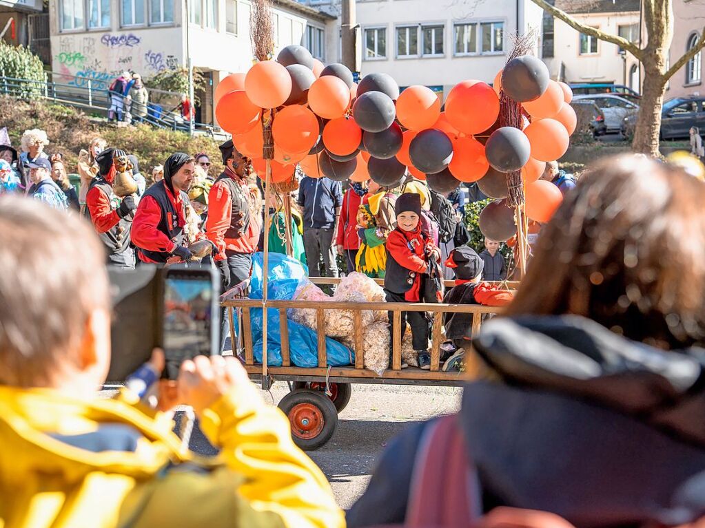 Perfekter Sonnenschein frs nrrische Treiben: Der Umzug am Fasnetmendig ist der Hhepunkt der Fasnet in Freiburg.