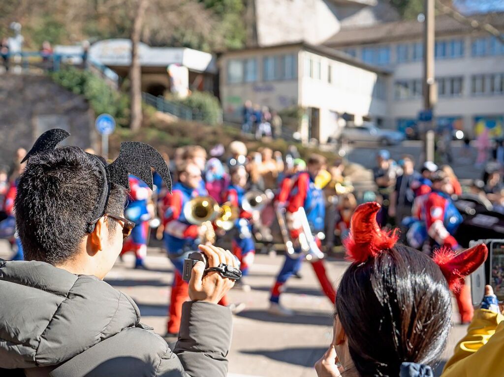 Perfekter Sonnenschein frs nrrische Treiben: Der Umzug am Fasnetmendig ist der Hhepunkt der Fasnet in Freiburg.