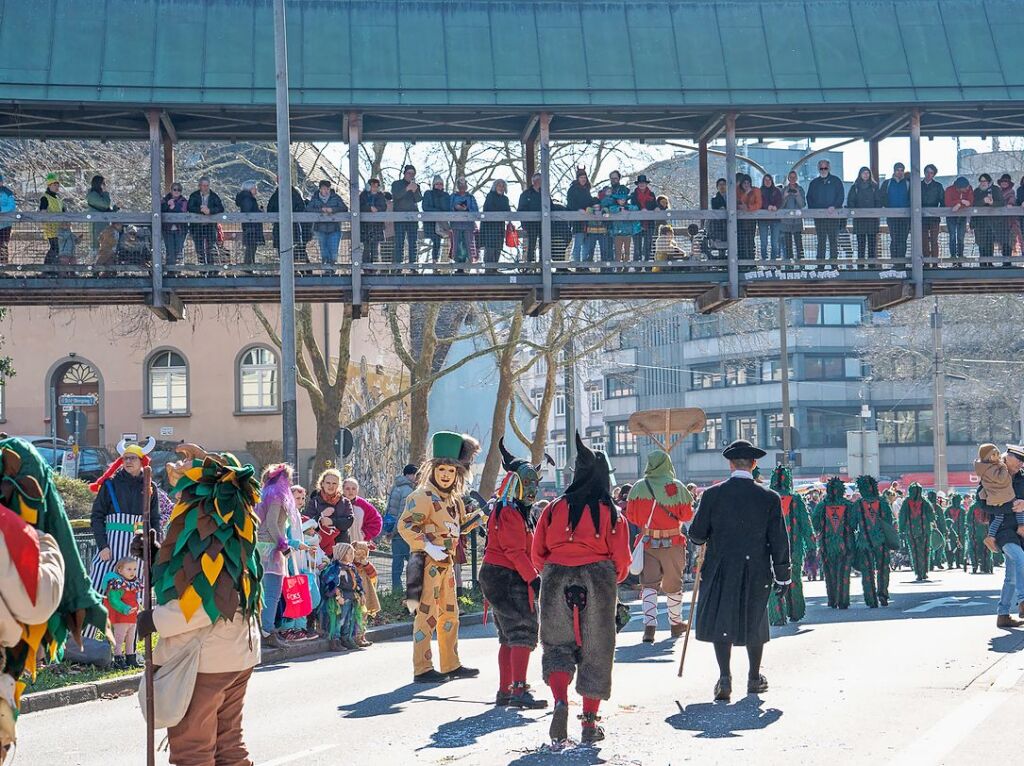 Perfekter Sonnenschein frs nrrische Treiben: Der Umzug am Fasnetmendig ist der Hhepunkt der Fasnet in Freiburg.