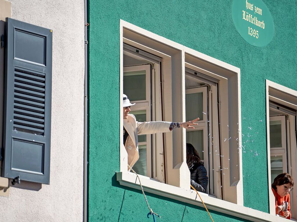 Perfekter Sonnenschein frs nrrische Treiben: Der Umzug am Fasnetmendig ist der Hhepunkt der Fasnet in Freiburg.