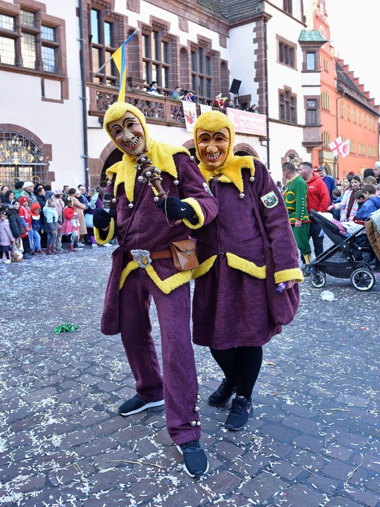 Perfekter Sonnenschein frs nrrische Treiben: Der Umzug am Fasnetmendig ist der Hhepunkt der Fasnet in Freiburg.