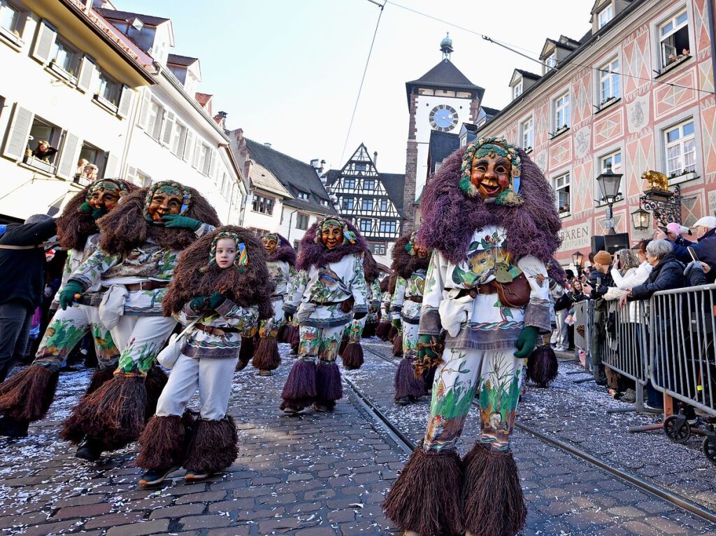 Perfekter Sonnenschein frs nrrische Treiben: Der Umzug am Fasnetmendig ist der Hhepunkt der Fasnet in Freiburg.