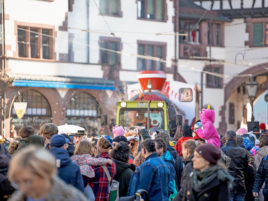 Perfekter Sonnenschein frs nrrische Treiben: Der Umzug am Fasnetmendig ist der Hhepunkt der Fasnet in Freiburg.