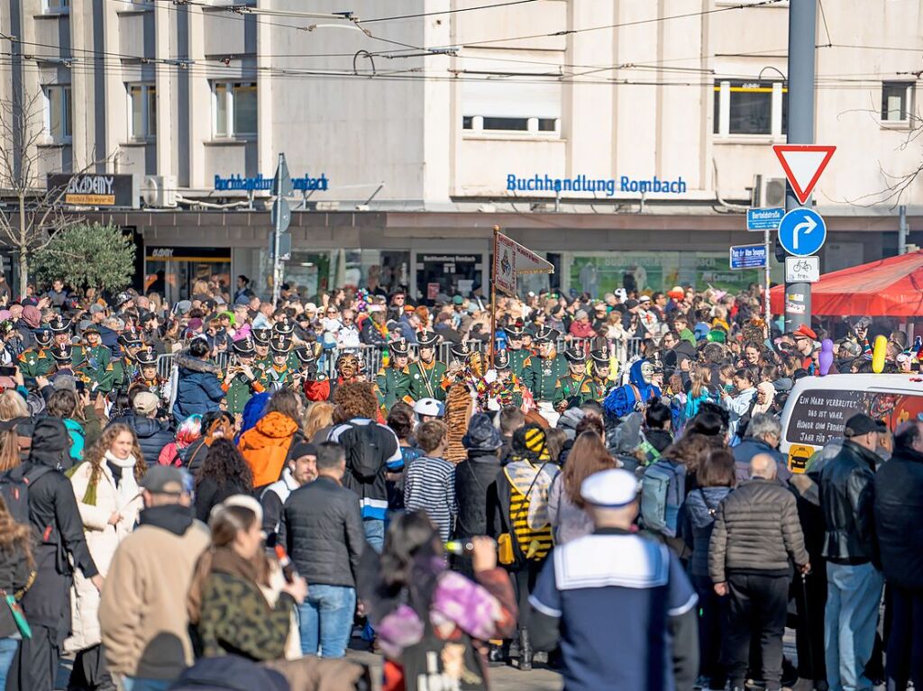 Perfekter Sonnenschein frs nrrische Treiben: Der Umzug am Fasnetmendig ist der Hhepunkt der Fasnet in Freiburg.