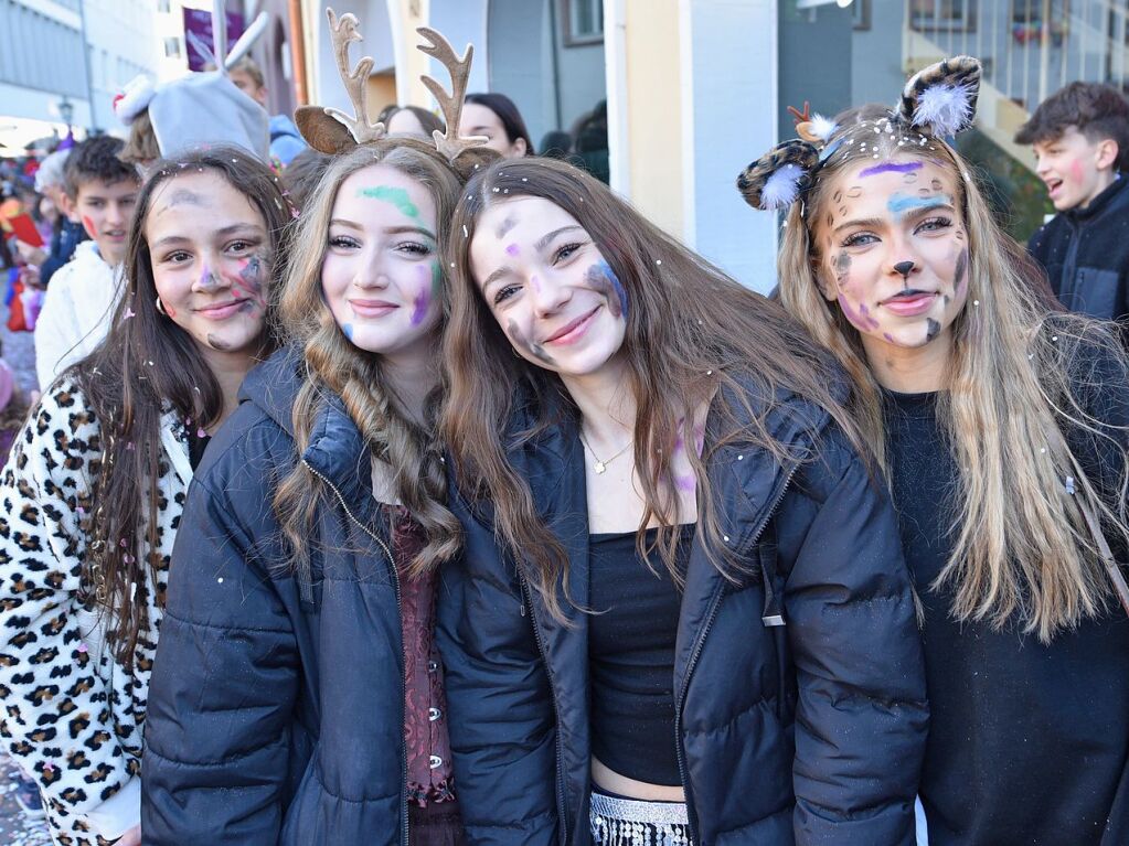 Perfekter Sonnenschein frs nrrische Treiben: Der Umzug am Fasnetmendig ist der Hhepunkt der Fasnet in Freiburg.