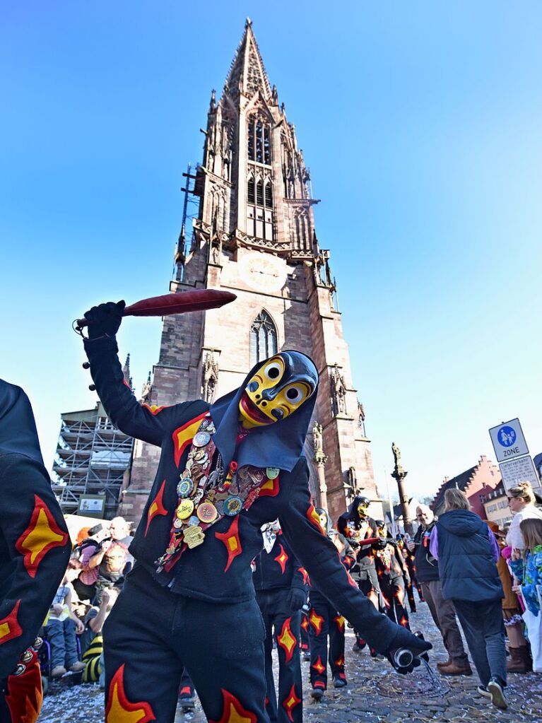 Perfekter Sonnenschein frs nrrische Treiben: Der Umzug am Fasnetmendig ist der Hhepunkt der Fasnet in Freiburg.