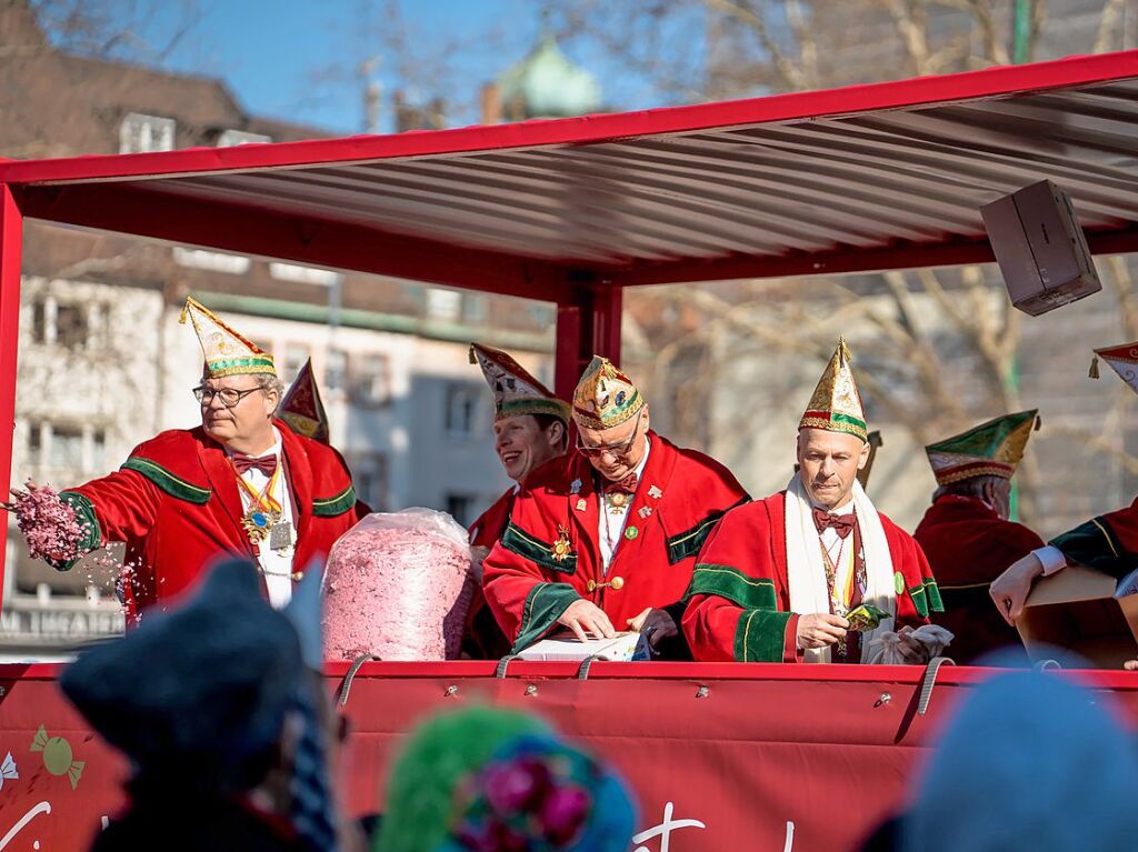 Perfekter Sonnenschein frs nrrische Treiben: Der Umzug am Fasnetmendig ist der Hhepunkt der Fasnet in Freiburg.